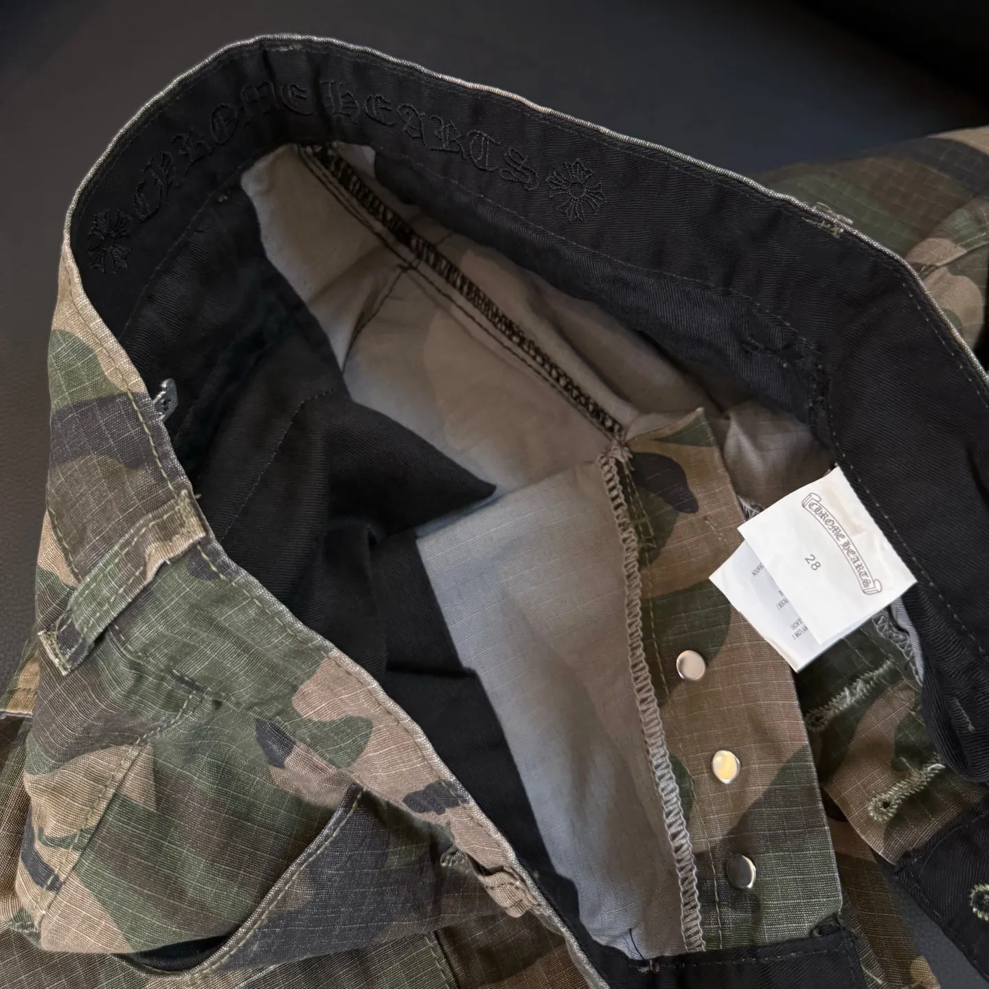 P280 Style number: D312 Chrome Hearts Chrome Hearts camouflage work jeans Color #Camouflage Size #S-Xxl (28 30 32 34 36) 28 Waist 74 Hip 102 Length 101 30 Waist 78 Hip 106 Length 102 32 Waist 82 Hip 110 Length 103 34 Waist 86 Hips 114 Pants length 104 36 Waist 90 Hips 118 Pants length 106 SIZE#28 30 32 34 36 (s m l xl xxl)